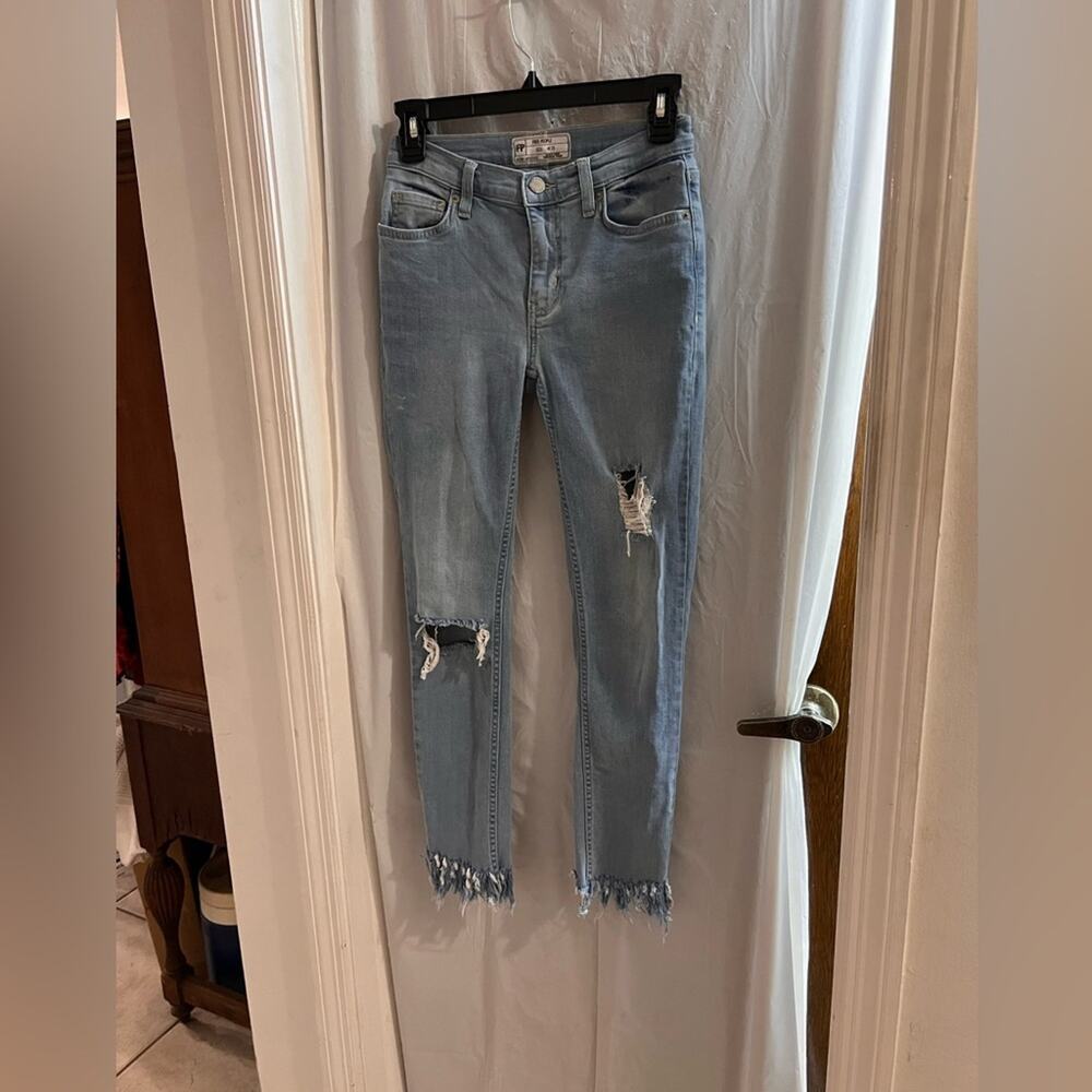 Free people blue skinny jeans distressed fringe hem size 25